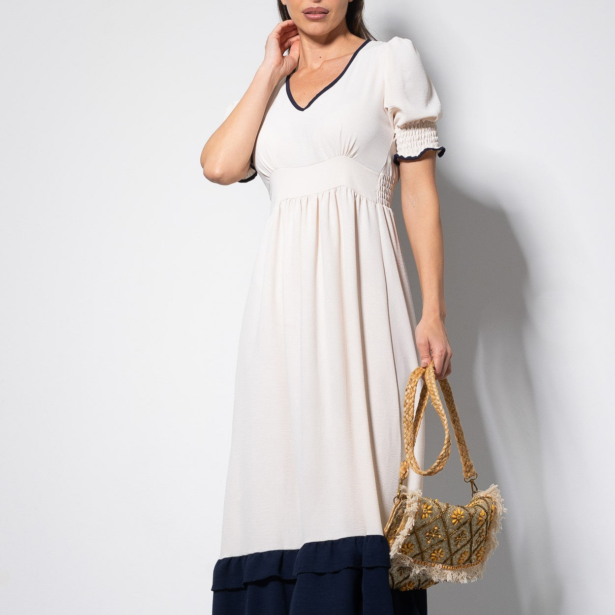 Vestido escote bajo beige