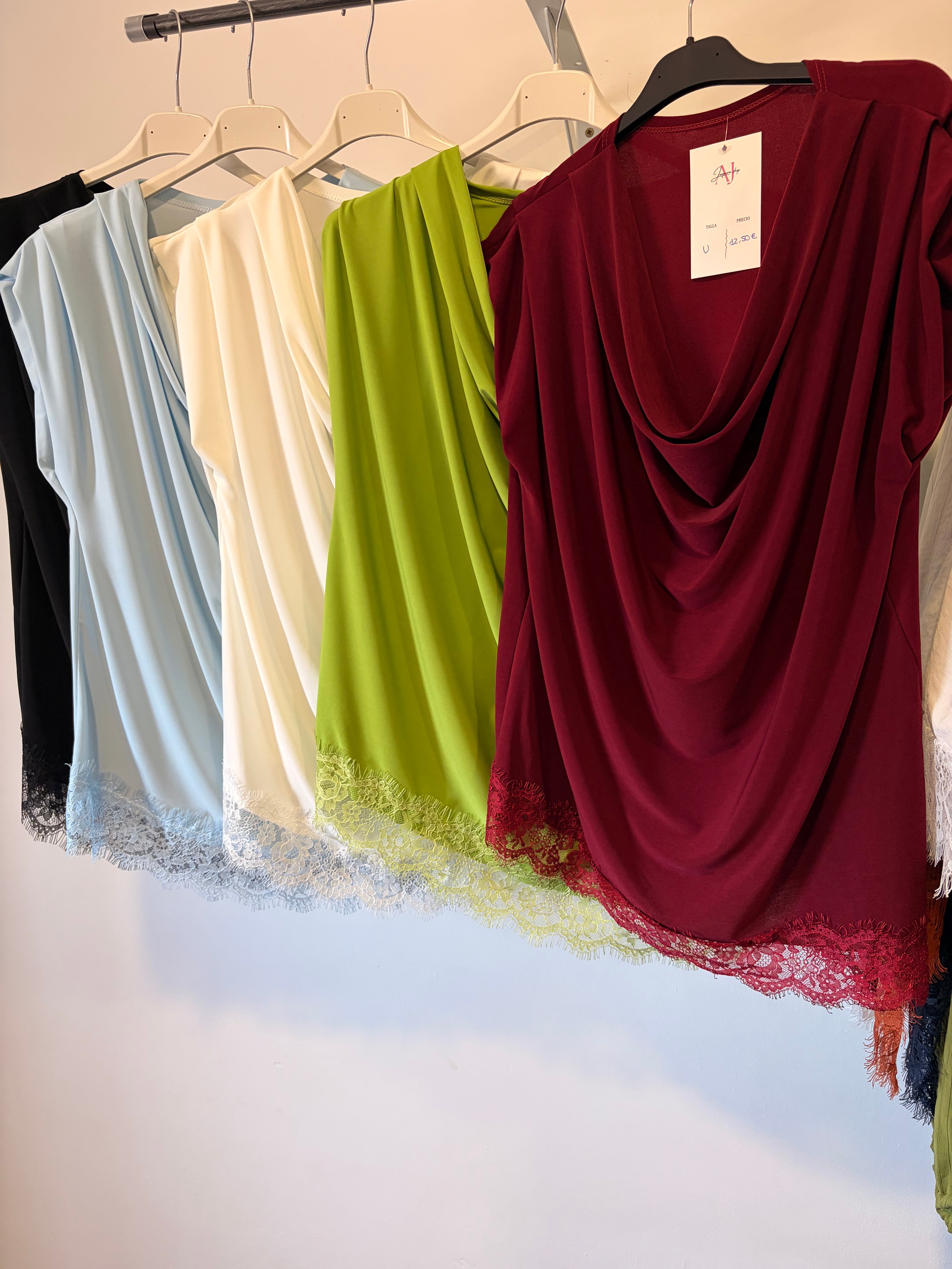 Blusa encaje cuello drapeado