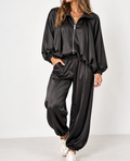 Conjunto chaqueta y pantalón satinado